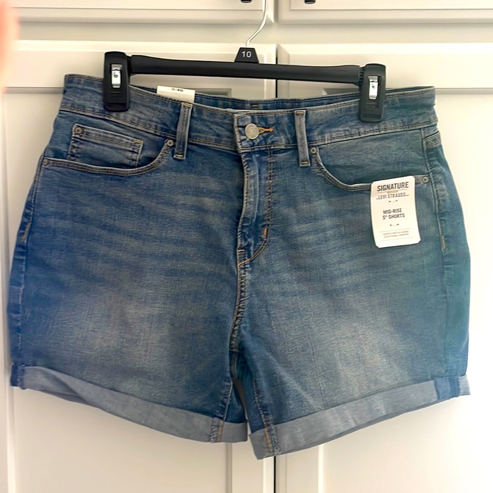 NWT Levi Mid-Rise shorts